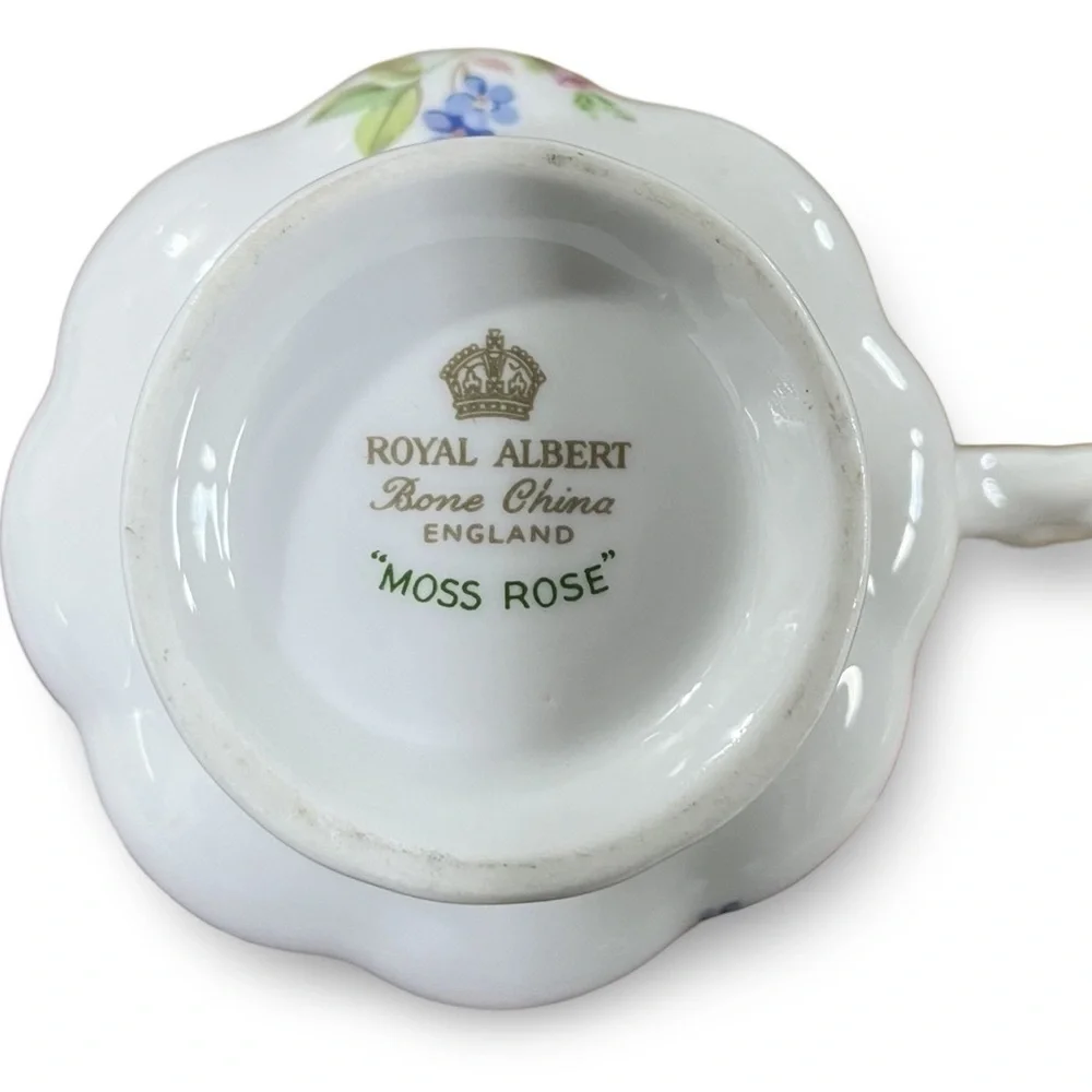 Royal Albert Made in England “Moss Rose” Teacup Floral Accents 22K Gold Trim